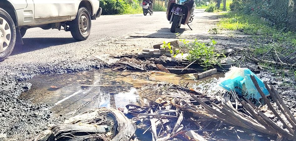 പുത്തൻപീടിക മുറ്റിച്ചൂർ റോഡിൽ മാത്തു തോടിന് സമീപം വാട്ടർ അതോറിറ്റിയുടെ പ്രധാന പൈപ്പ് പൊട്ടി കുടിവെള്ളം കുത്തിയൊലിച്ച് പൊതുമരാമത്ത് റോഡ് ഇടിഞ്ഞ് കുഴിഞ്ഞ നിലയിൽ