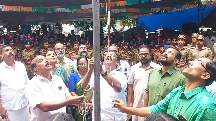 തലപ്പള്ളി താലൂക്ക് സ്വാതന്ത്ര്യദിനാഘോഷത്തിൽ കെ രാധാകൃഷ്ണൻ എംപി പതാക ഉയർത്തുന്നു 
