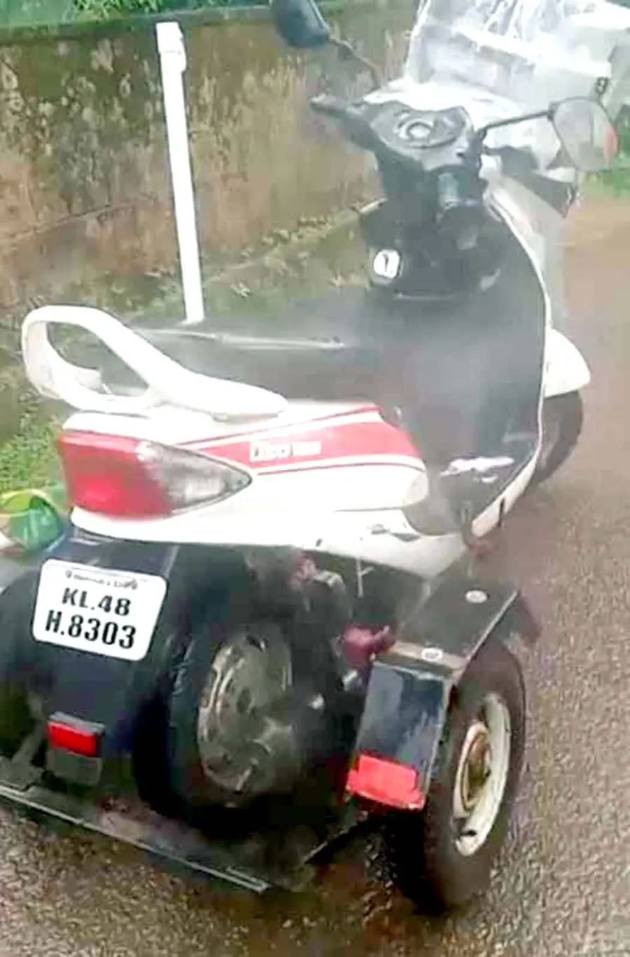 ചെറുതുരുത്തി നെടുമ്പുരയിൽ  ഓടിക്കൊണ്ടിരുന്നപ്പോൾ തീ പിടിച്ച സ്കൂട്ടർ 