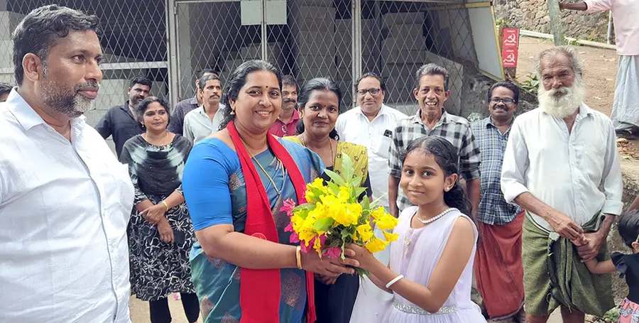 ജില്ലാ പഞ്ചായത്ത് എരുമപ്പെട്ടി ഡിവിഷൻ എൽഡിഎഫ് സ്ഥാനാർഥി മീന സാജന് കുന്നുംപുറത്ത് സ്വീകരണം നൽകിയപ്പോൾ