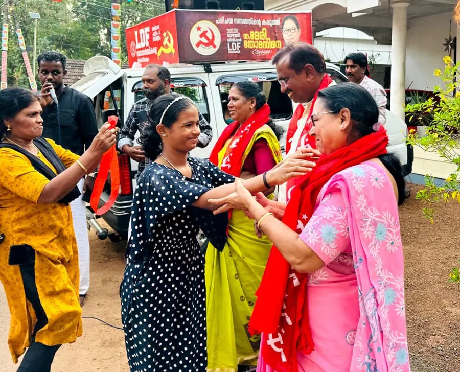 ജില്ലാ പഞ്ചായത്ത് വാഴാനി ഡിവിഷൻ എൽഡിഎഫ് സ്ഥാനാർഥി മേരി തോമസിന് വെള്ളാനിശേരിയിൽ നൽകിയ സ്വീകരണം