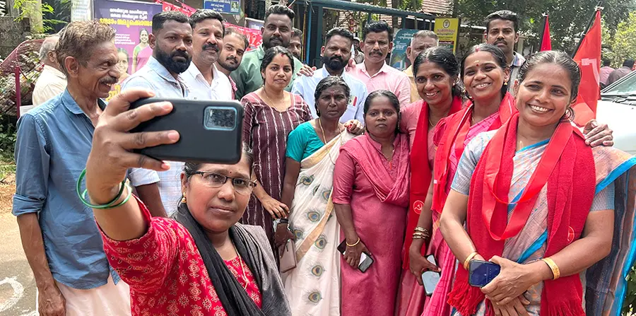 കൊണ്ടാഴി വീട്ടിക്കുന്നില് പര്യടനത്തിനെത്തിയ എൽഡിഎഫ് സ്ഥാനാര്ഥി കെ ആര് മായയ്ക്കൊപ്പം സെല്ഫിയെടുക്കുന്നവര്