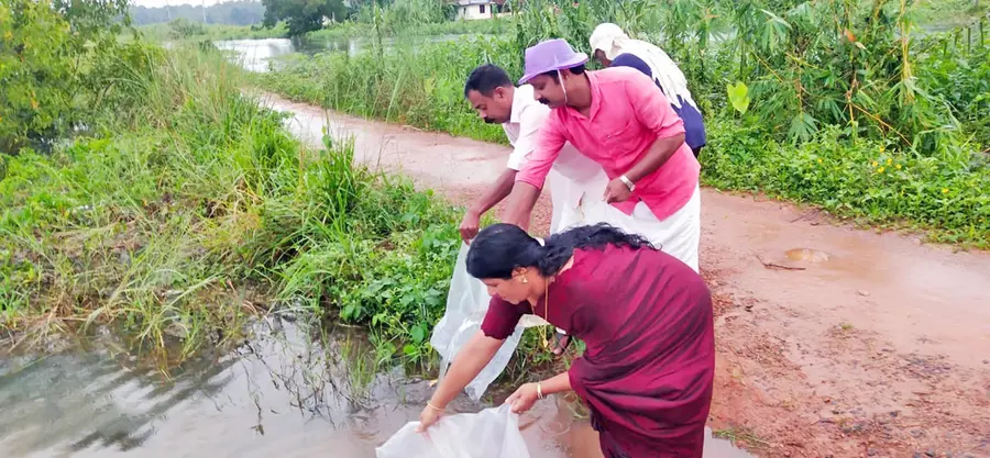 പഴഞ്ഞി കൂട്ടുകൃഷി സഹകരണ സംഘത്തിന്റെ ‘ഒരു നെല്ലും മീനും പദ്ധതി' ആരംഭിച്ചപ്പോൾ