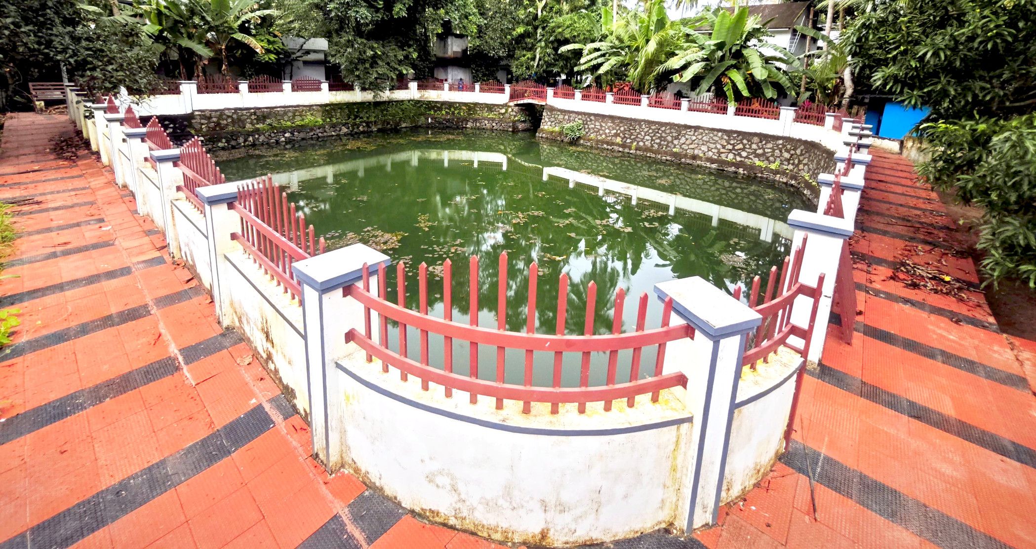 നാശത്തില്‍ നിന്നും സംരക്ഷിച്ച് ഉദ്ഘാടനത്തിന് ഒരുങ്ങിയ പുന്നയൂര്‍ക്കുളം പഞ്ചായത്തിലെ കണ്ണത്ത് കുളം