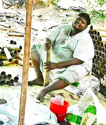 മുണ്ടത്തിക്കോട് വെടിക്കോപ്പ്‌ നിർമാണ ഷെഡിൽ അപകടത്തിന് മണിക്കൂറുകൾക്കു മുന്പ്‌ ദേശാഭിമാനി ഫോട്ടോഗ്രാഫർ എം എ ശിവപ്രസാദ്‌  പകർത്തിയ  രാകേഷിന്റെ ചിത്രം 