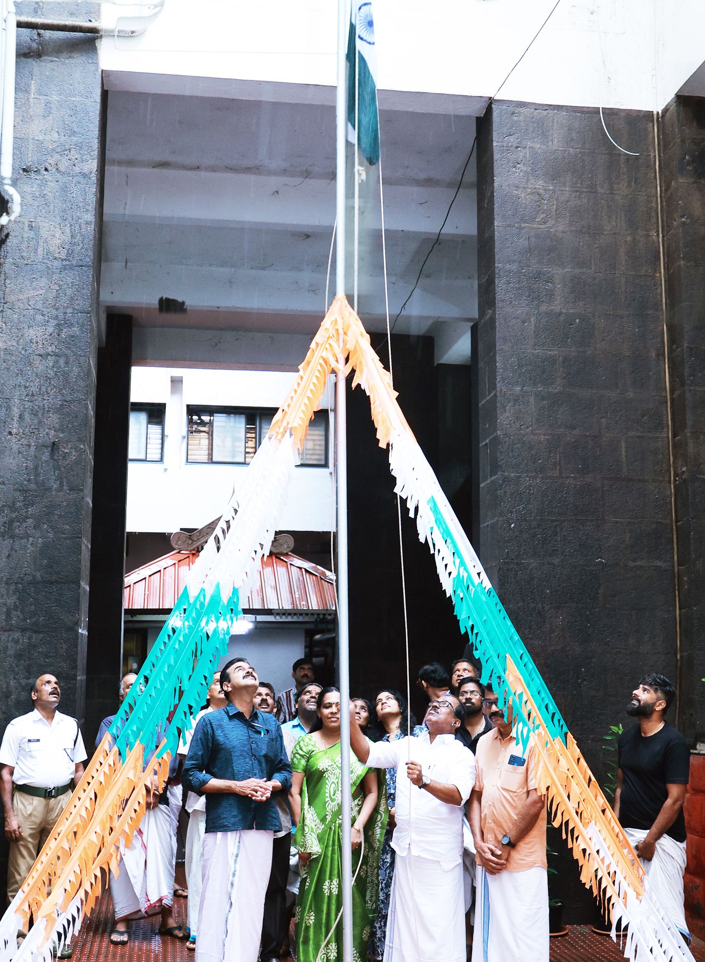 കൊച്ചിൻ ദേവസ്വം ബോർഡിൽ സ്വാതന്ത്ര്യ ദിനാഘോഷം കൊച്ചിൻ ദേവസ്വം ബോർഡ് പ്രസിഡന്റ്‌  കെ രവീന്ദ്രൻ ദേശീയ പതാക ഉയർത്തുന്നു