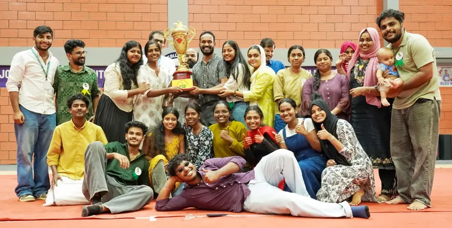 ഋതം 26 ചാമ്പ്യന്മാരായ തുഞ്ചൻ മെമ്മോറിയൽ കോളേജ് വിദ്യാർഥികൾ ദേവഗിരി കോളേജ് പ്രിൻസിപ്പൽ ഫാ. ബിജു ജോസഫിൽ നിന്ന് ട്രോഫി സ്വീകരിക്കുന്നു