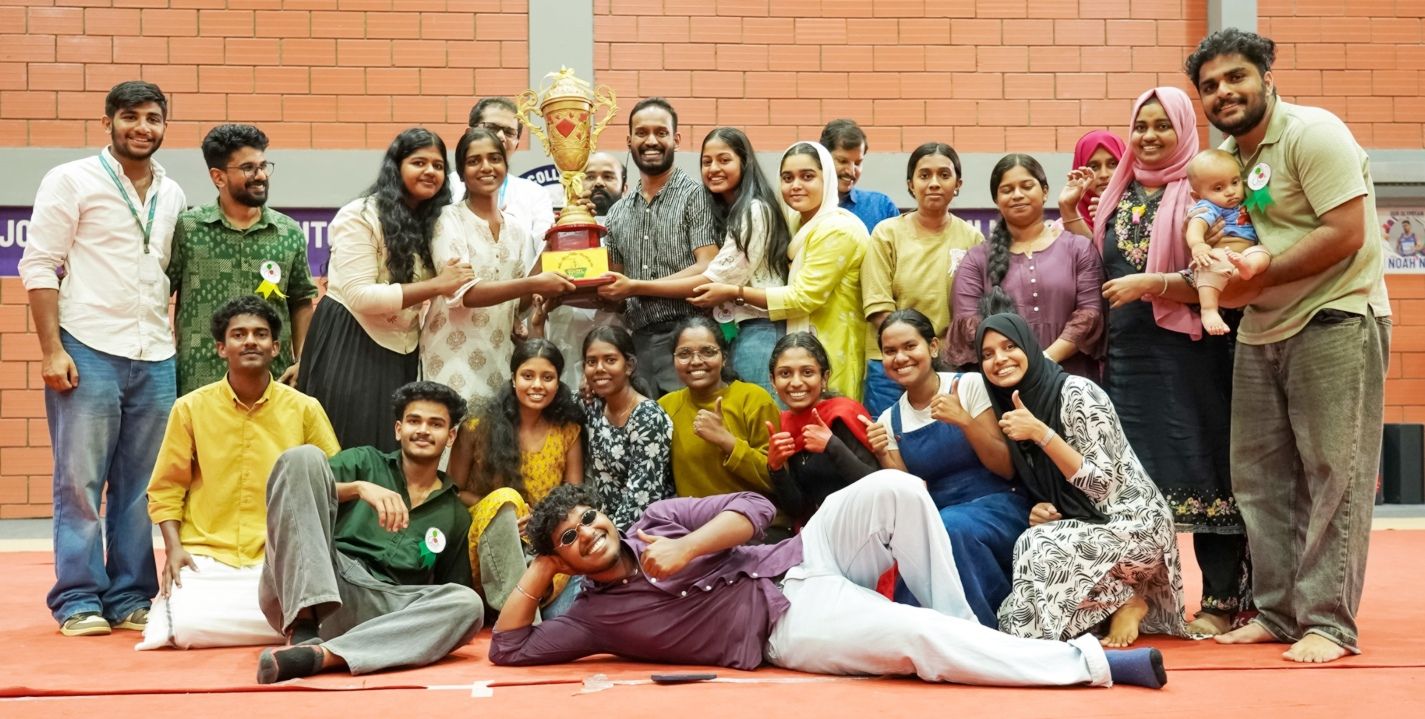  ഋതം 26 ചാമ്പ്യന്മാരായ തുഞ്ചൻ മെമ്മോറിയൽ കോളേജ് വിദ്യാർഥികൾ ദേവഗിരി കോളേജ് പ്രിൻസിപ്പൽ  ഫാ. ബിജു ജോസഫിൽ നിന്ന്  ട്രോഫി സ്വീകരിക്കുന്നു