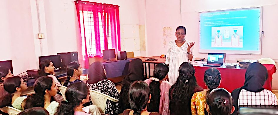 നങ്ങ്യാർകുളങ്ങര ടി കെ മാധവ മെമ്മോറിയൽ കോളേജിൽ ‘മോളിക്യുലാർ  ഡോക്കിങ്‌ മേഡ്‌ സിമ്പിൾ’ എന്ന വിഷയത്തിൽ സംഘടിപ്പിച്ച ശിൽപ്പശാലയിൽ  ഡോ. വി ശ്രീജ ക്ലാസെടുക്കുന്നു 