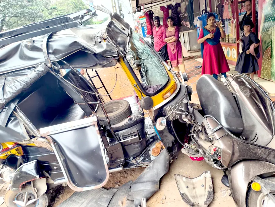 അമലയിൽ അപകടത്തിൽപ്പെട്ട വാഹനങ്ങൾ