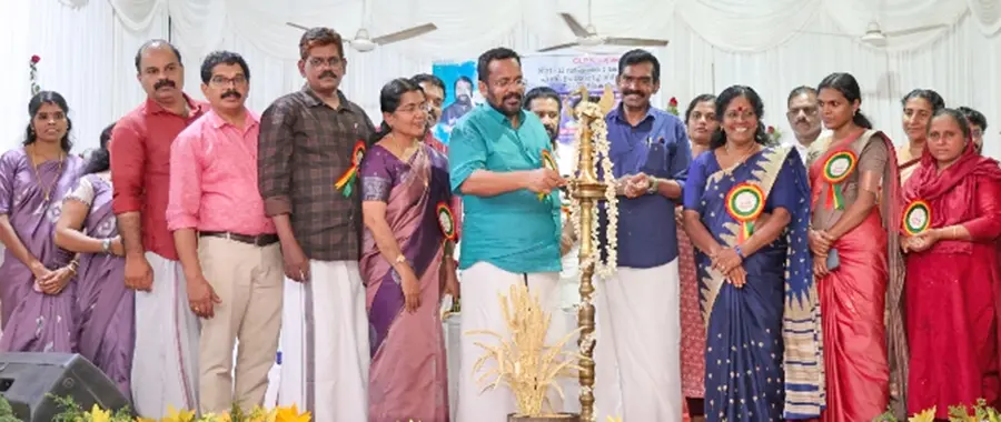 പട്ടിക്കാട് സ്കൂളിൽ പുതിയ കെട്ടിടത്തിന്റെ ഉദ്ഘാടനത്തിന് ശേഷം മന്ത്രി കെ രാജൻ ദീപം കൊളുത്തുന്നു