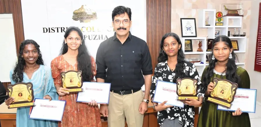 എന്റെ പുസ്തകം ജില്ലാ റീൽ മത്സരത്തിലെ വിജയികൾ കലക്ടർ
ഷാജി വി നായർക്കൊപ്പം