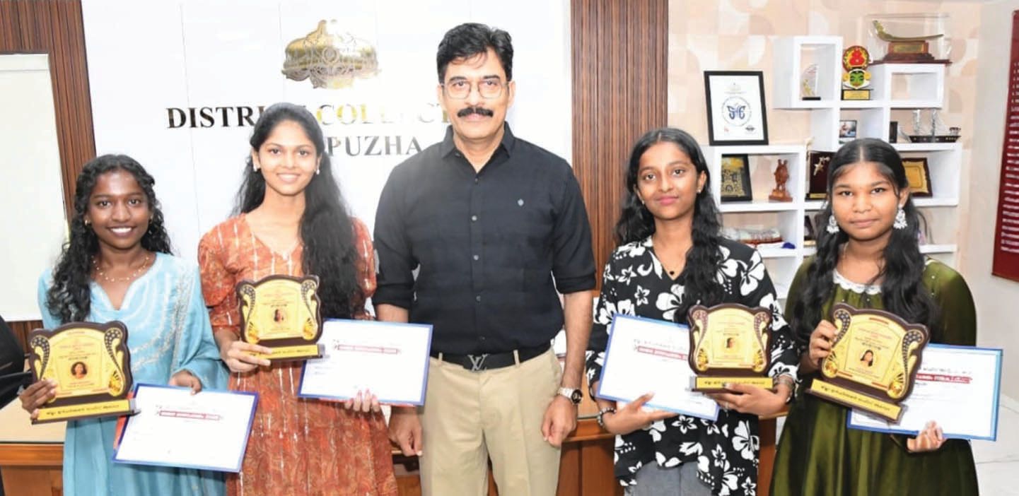 എന്റെ പുസ്തകം ജില്ലാ റീൽ മത്സരത്തിലെ വിജയികൾ കലക്‍ടർ  ഷാജി വി നായർക്കൊപ്പം