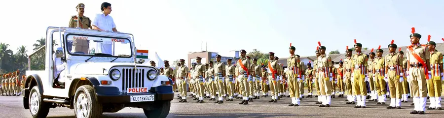 വെസ്റ്റ്ഹില്‍ ക്യാപ്റ്റൻ വിക്രം മൈതാനിയിൽ നടന്ന റിപ്പബ്ലിക് ദിനാഘോഷത്തില്‍ മന്ത്രി പി എ മുഹമ്മദ് റിയാസ് വിവിധ സേനകളുടെ പരേഡ് പരിശോധിക്കുന്നു