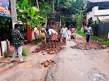 തൃക്കുരട്ടി മഹദേവ ക്ഷേത്രത്തിനും ധർമശാസ്‌താ ക്ഷേത്രത്തിനും ഇടയിലുള്ള കുരട്ടിക്കാട് ഭാഗത്തെ റോഡ് നാട്ടുകാർ  സഞ്ചാരയോഗ്യമാക്കുന്നു