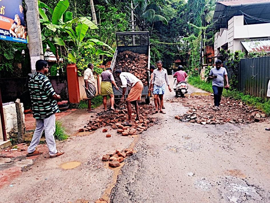 തൃക്കുരട്ടി മഹദേവ ക്ഷേത്രത്തിനും ധർമശാസ്‌താ ക്ഷേത്രത്തിനും ഇടയിലുള്ള കുരട്ടിക്കാട് ഭാഗത്തെ റോഡ് നാട്ടുകാർ  സഞ്ചാരയോഗ്യമാക്കുന്നു