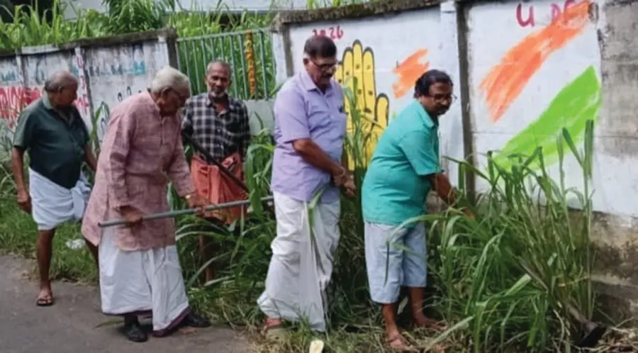 എം കെ വാസുദേവൻപിള്ള അനുസ്മരണ ദിനത്തിൽ റോഡ് ശുചീകരിക്കുന്ന കെഎസ്എസ്പിയു പ്രവർത്തകർ