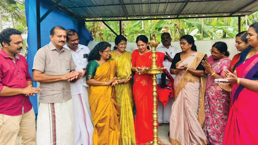 നിർമാണം പൂർത്തീകരിച്ച കൃഷ്ണപുരം പഞ്ചായത്ത് വള്ളുകപ്പള്ളി പൂവടിയിൽ മുക്ക് വളക്കാപ്പിൽ ക്ഷേത്രം മുനിസിപ്പൽ ലിമിറ്റ് റോഡ് യു പ്രതിഭ എംഎൽഎ ഉദ്ഘാടനംചെയ്യുന്നു