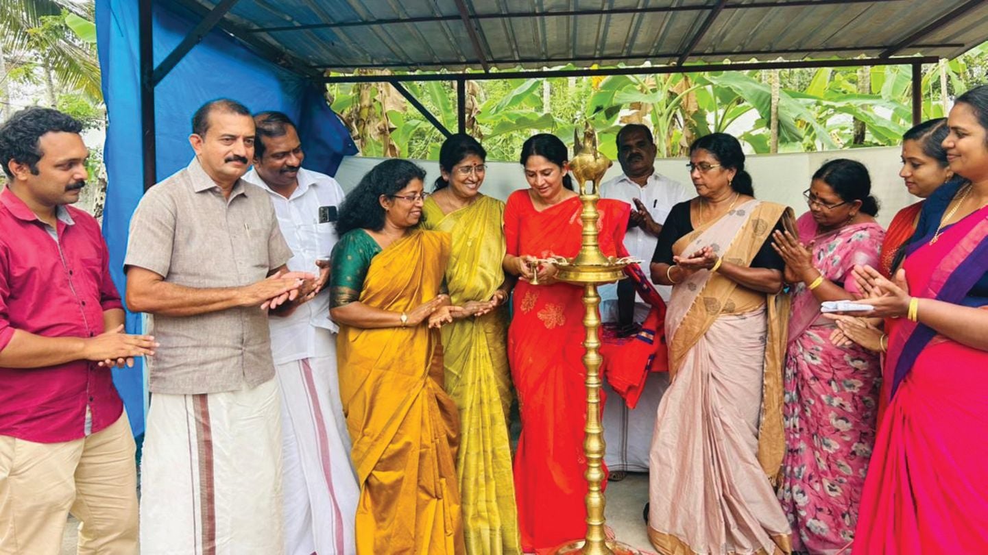 നിർമാണം പൂർത്തീകരിച്ച കൃഷ്ണപുരം പഞ്ചായത്ത് വള്ളുകപ്പള്ളി പൂവടിയിൽ മുക്ക് വളക്കാപ്പിൽ ക്ഷേത്രം മുനിസിപ്പൽ ലിമിറ്റ് റോഡ് യു പ്രതിഭ എംഎൽഎ ഉദ്ഘാടനംചെയ്യുന്നു