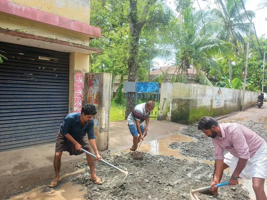 തകർന്ന അമ്മനേഴം റോഡ് എ പി സജിയും ജോസഫ് ഫ്രാൻസിസും ചേർന്ന് പുനർനിർമിക്കുന്നു