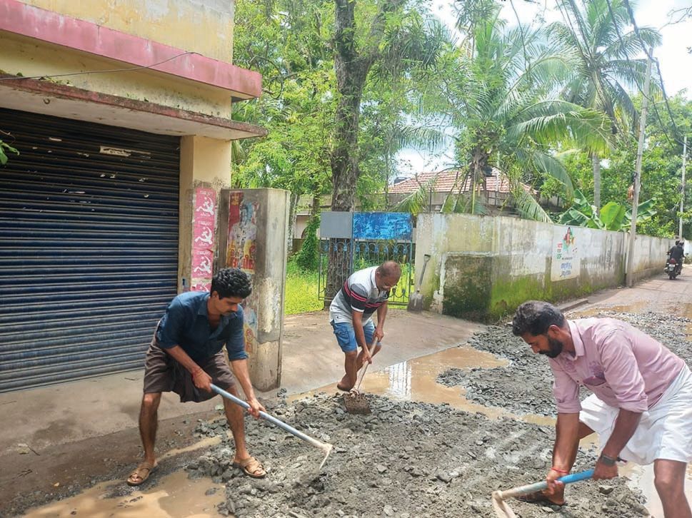 തകർന്ന അമ്മനേഴം റോഡ് എ പി സജിയും ജോസഫ് ഫ്രാൻസിസും ചേർന്ന് പുനർനിർമിക്കുന്നു