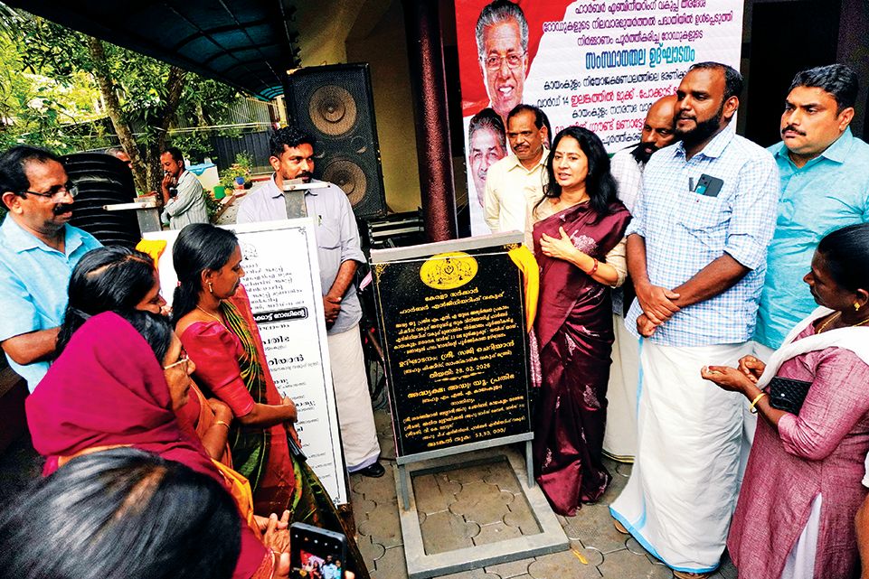 പൂർത്തീകരിച്ച ഇലങ്കത്തിൽ മുക്ക്–പോക്കാട്ട് മുക്ക് റോഡ്, മുരിക്കുംമൂട് - ഡബിംഗ് ഗ്രൗണ്ട്–മണറ്റേൽപാലം റോഡ് എന്നിവയുടെ ശിലാഫലകം യു പ്രതിഭ എംഎൽഎ  അനാച്ഛാദനംചെയ്യുന്നു
