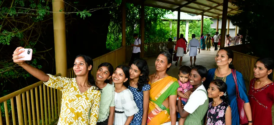 തൃശൂർ സുവോളജിക്കൽ പാർക്കിനുള്ളിൽ സന്ദര്‍ശകര്‍ സെല്‍ഫിയെടുക്കുന്നു 