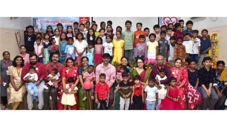 മെഡിക്കൽ കോളേജ് ചൈൽഡ് ഡെവലപ്മെന്റ്‌ സെന്ററിലെ സംഗമത്തില്‍ ഡോക്ടർമാർക്കൊപ്പം പീഡിയാട്രിക്  കാർഡിയോളജി വിഭാഗത്തിൽ ശസ്ത്രക്രിയ നടത്തിയ കുട്ടികളും രക്ഷിതാക്കളും 