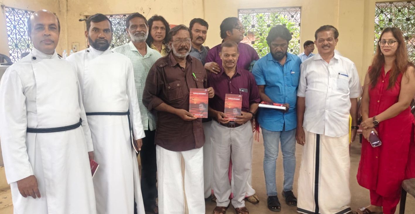 സന്തോഷ് വാളകത്തിന്റെ കവിതാ മാഹാരം സന്ധ്യാബരംങ്ങൾ കവി  കുരീപ്പുഴ ശ്രീകുമാർ പ്രകാശനം ചെയ്യുന്നു