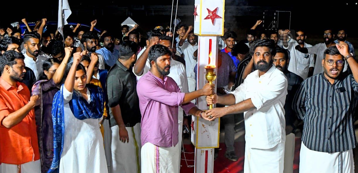 SFI സംസ്ഥാന സമ്മേളനത്തിന് തിരുവനന്തപുരത്ത് പതാക ഉയർത്തുന്നു