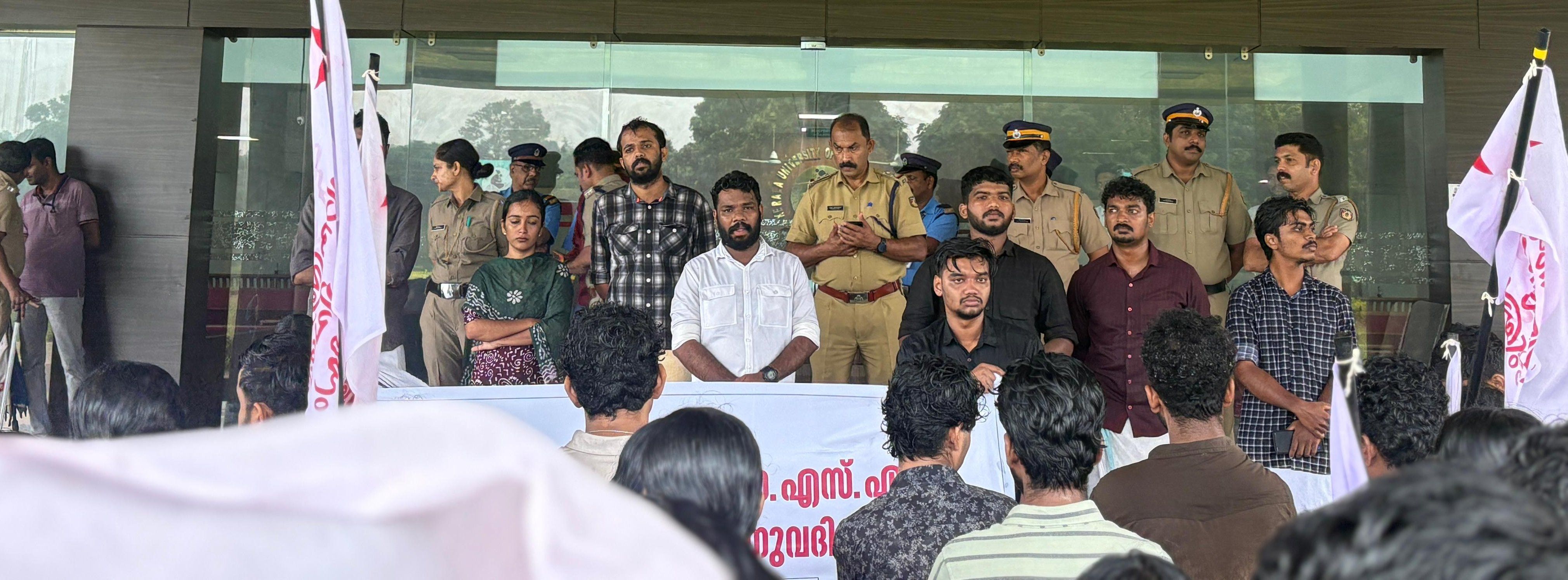 എസ്എഫ്ഐ നേതൃത്വത്തിൽ ആരോഗ്യ സർവകലാശാലയിലേക്ക്  നടത്തിയ മാർച്ച്​ ​  സംസ്ഥാന കമ്മിറ്റി അംഗം ജിഷ്ണുദേവ് ഉദ്‌ഘാടനം ചെയ്യുന്നു 