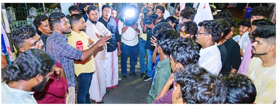 മന്ത്രി വീണാ ജോർജിനെ കെഎസ്യു ആക്രമിച്ചതിനെതിരെ എസ്എഫ്ഐ ആലപ്പുഴ നഗരത്തിൽ നടത്തിയ പ്രതിഷേധത്തിൽ ജില്ലാ പ്രസിഡന്റ് റോഷൻ എസ് രമണൻ സംസാരിക്കുന്നു