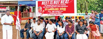 നീറ്റ്- സിബിഎസ്ഇ പരീക്ഷാ ക്രമക്കേടുകൾ പരിഹരിക്കുക എന്ന മുദ്രാവാക്യം ഉയർത്തി എസ്എഫ്ഐ ചാരുംമൂട്  ഏരിയ കമ്മിറ്റി ഹെഡ് പോസ്റ്റ് ഓഫീസിന് മുന്നിൽ സംഘടിപ്പിച്ച ധർണ സിപിഐ എം ജില്ലാ കമ്മിറ്റിയംഗം  ആർ രാജേഷ് ഉദ്ഘാടനംചെയ്യുന്നു