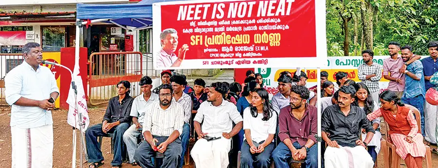 നീറ്റ്- സിബിഎസ്ഇ പരീക്ഷാ ക്രമക്കേടുകൾ പരിഹരിക്കുക എന്ന മുദ്രാവാക്യം ഉയർത്തി എസ്എഫ്ഐ ചാരുംമൂട് ഏരിയ കമ്മിറ്റി ഹെഡ് പോസ്റ്റ് ഓഫീസിന് മുന്നിൽ സംഘടിപ്പിച്ച ധർണ സിപിഐ എം ജില്ലാ കമ്മിറ്റിയംഗം ആർ രാജേഷ് ഉദ്ഘാടനംചെയ്യുന്നു