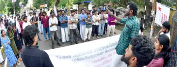 പരീക്ഷ ക്രമക്കേടിൽ പ്രതിഷേധിച്ച് എസ്എഫ്ഐ ജില്ലാ കമ്മിറ്റി നേതൃത്വത്തിൽ പിഎസ് സി ഓഫീസിലേക്ക് നടത്തിയ മാർച്ച് ജില്ലാ സെക്രട്ടറി ടി അഭിജിത്ത് ഉദ്ഘാടനം ചെയ്യുന്നു