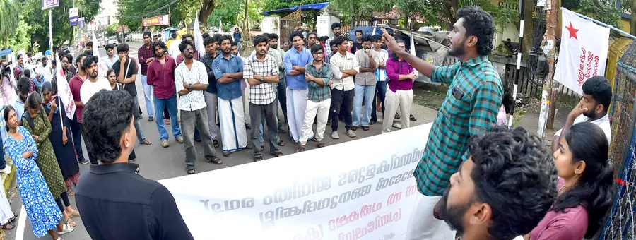 പരീക്ഷ ക്രമക്കേടിൽ പ്രതിഷേധിച്ച് എസ്എഫ്ഐ ജില്ലാ കമ്മിറ്റി നേതൃത്വത്തിൽ പിഎസ് സി ഓഫീസിലേക്ക് നടത്തിയ മാർച്ച് ജില്ലാ സെക്രട്ടറി ടി അഭിജിത്ത് ഉദ്ഘാടനം ചെയ്യുന്നു