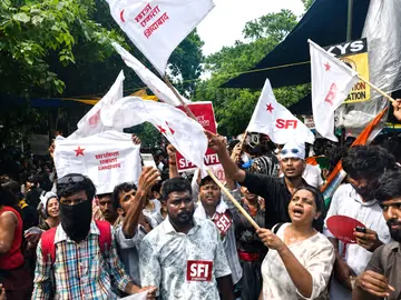 ധർമേന്ദ്ര പ്രധാന്റെ രാജിയെത്തുടർന്ന് ജന്തർ മന്തറിൽ എസ്എഫ്ഐ നടത്തിയ ആഹ്ലാദപ്രകടനം