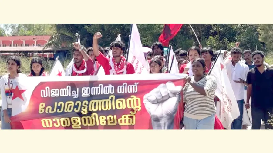 കാര്യവട്ടം ഗവ. കോളേജിലെ എസ്എഫ്ഐ പ്രവർത്തകരുടെ ആഹ്ലാദപ്രകടനം