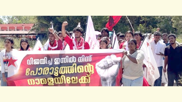 കാര്യവട്ടം ഗവ. കോളേജിലെ എസ്എഫ്ഐ പ്രവർത്തകരുടെ ആഹ്ലാദപ്രകടനം