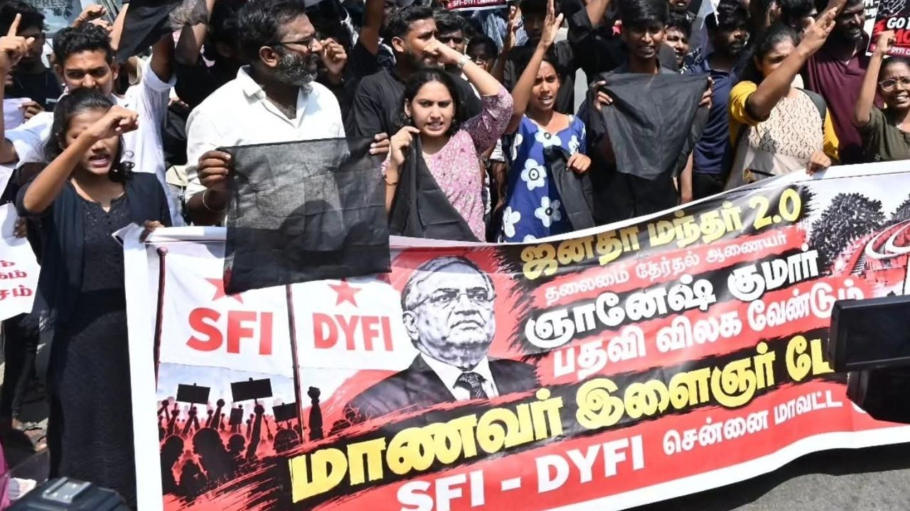 SFI-DYFI black flag protest against narendra miodi in Chennai 