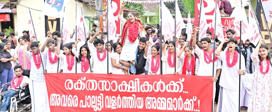 കേരള വർമ കോളേജ് യൂണിയൻ തെരഞ്ഞടുപ്പിൽ മുഴുവൻ സീറ്റിലും വിജയിച്ച എസ്എഫ്ഐ പ്രവർത്തകരുടെ ആഹ്ലാദ പ്രകടനം / ഫോട്ടോ: സുരേന്ദ്രൻ മടിക്കൈ കുട്ടനെല്ലൂർ ഗവ. കോളേജിൽ വിജയിച്ച എസ്എഫ്ഐ പ്രവർത്തകർ നടത്തിയ ആഹ്ലാദ പ്രകടനം / ഫോട്ടോ: ഡിവിറ്റ് പോൾ