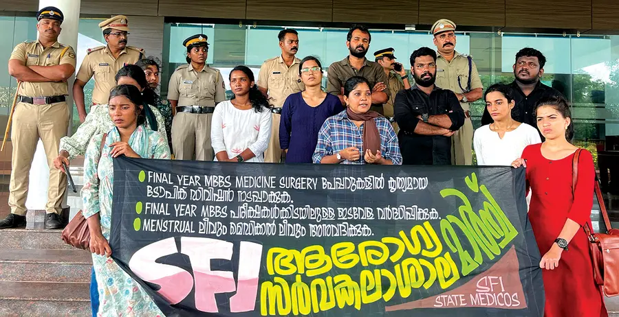 എസ്എഫ്ഐ നേതൃത്വത്തിൽ ആരോഗ്യ സർവകലാശാലയിലേക്ക് മാർച്ച് നടത്തി