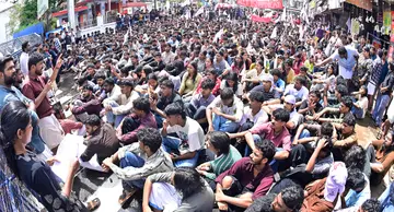 ധർമേന്ദ്ര പ്രധാൻ രാജിവയ്ക്കുക അവകാശ പത്രിക അംഗീകരിക്കുക എന്നീ ആവശ്യങ്ങൾ ഉന്നയിച്ച് എസ്എഫ് ഐ തൃശൂർ ബിഎസ്എൻഎൽ ഓഫീസിലേക്ക് നടത്തിയ മാർച്ച് സംസ്ഥാന ജോയിന്റ് സെക്രട്ടറി മുഹമ്മദ് സാദിഖ് ഉദ്ഘാടനം ചെയ്യുന്നു