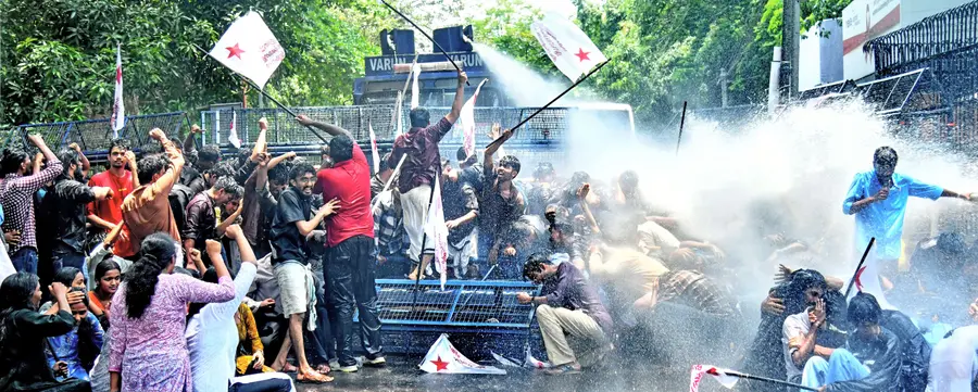 പോരാട്ടത്തിരയില്‍.... നീറ്റ് പരീക്ഷാ ചോദ്യപേപ്പര്‍ ചോര്‍ച്ചയില്‍ കര്‍ശന നടപടി സ്വീകരിക്കണമെന്നാവശ്യപ്പെട്ട് കോഴിക്കോട് ആദായനികുതി ഓഫീസിലേക്ക് പ്രതിഷേധ മാര്‍ച്ച് നടത്തിയ എസ്എഫ്ഐ പ്രവര്‍ത്തകര്‍ക്കുനേരെ  പൊലീസ് ജലപീരങ്കി പ്രയോഗിച്ചപ്പോള്‍.                                                                                                                                                                                                                                                                                                                                                                                           ഫോട്ടോ:  മിഥുന്‍ അനില മിത്രൻ