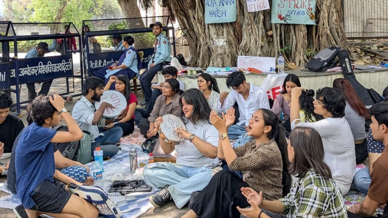 SFI protest in ambedkar university