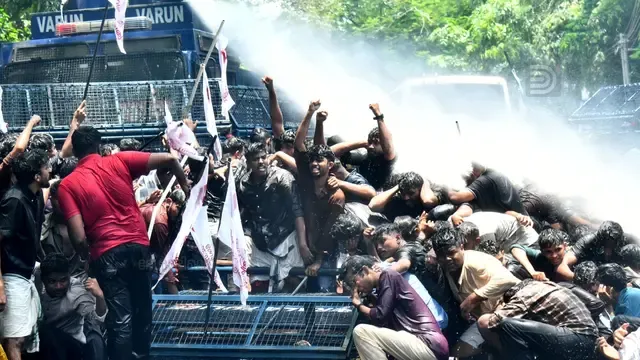 SFI PROTEST NEET EXAM KOZHIKKODE Police water cannon