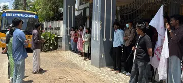 ഇരമല്ലിക്കര ദേവസ്വം ബോർഡ് അയ്യപ്പ കോളേജിലെ എസ്എഫ്ഐ പ്രവർത്തകരെ  ആർഎസ്എസ്, ബിജെപി പ്രവർത്തകർ മർദ്ധിച്ചതിൽ പ്രതിഷേധിച്ച് സംഘടിപ്പിച്ച യോഗം ഏരിയ സെക്രട്ടറി റോഷൻ ഫിലിപ്പ് ഉദ്ഘാടനം ചെയ്യുന്നു
