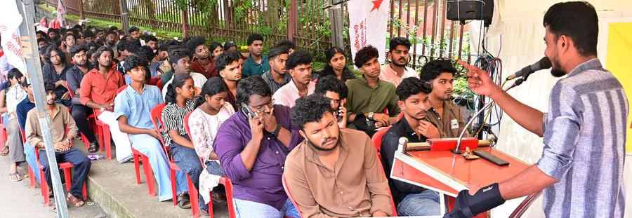 എസ്എഫ്ഐ ജില്ലാ കമ്മിറ്റി നേതൃത്വത്തിൽ ഏജീസ് ഓഫീസിന് മുന്നിൽ നടത്തിയ രാപകൽ സമരത്തിന്റെ സമാപന സമ്മേളനം സംസ്ഥാന പ്രസിഡന്റ് എം ശിവപ്രസാദ് ഉദ്ഘാടനം ചെയ്യുന്നു