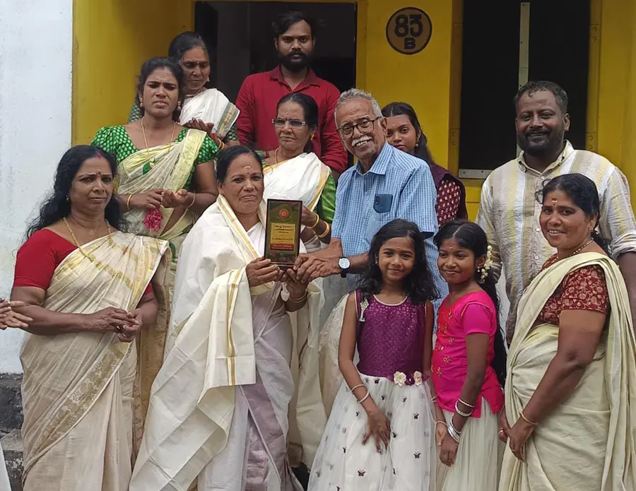 റെയിൽവേ ശുചീകരണത്തൊഴിലാളികളെ ടി എൻ വെങ്കിടേശ്വരൻ ആദരിക്കുന്നു