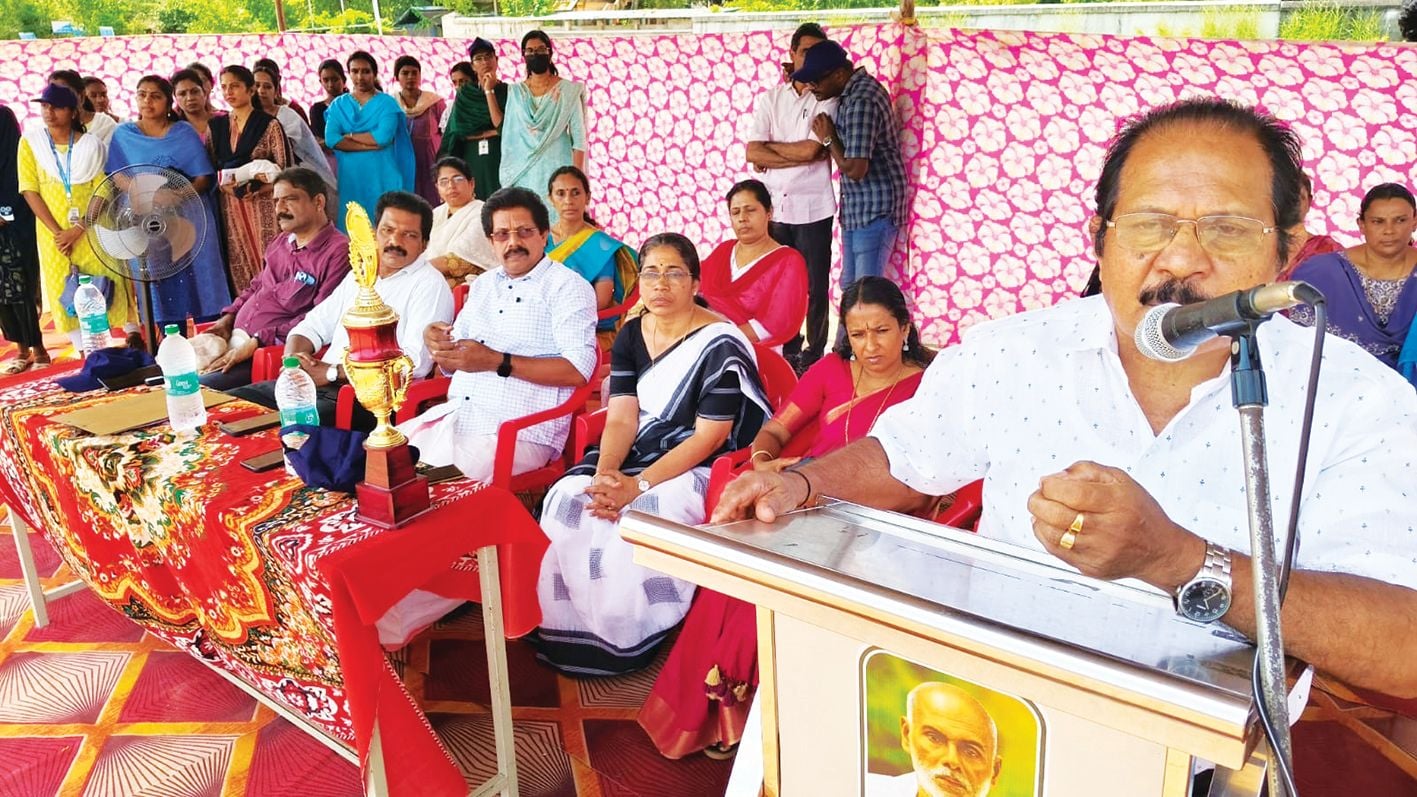 ചേർത്തല ശ്രീനാരായണാ ട്രസ്റ്റ് ഹയർ സെക്കന്ററി സ്കൂളിലെ കായികമേള   ജില്ലാ സ്പോർട്ട്സ് കൗൺസിൽ പ്രസിഡന്റ് പി ജെ ജോസഫ് ഉദ്ഘാടനംചെയ്യുന്നു